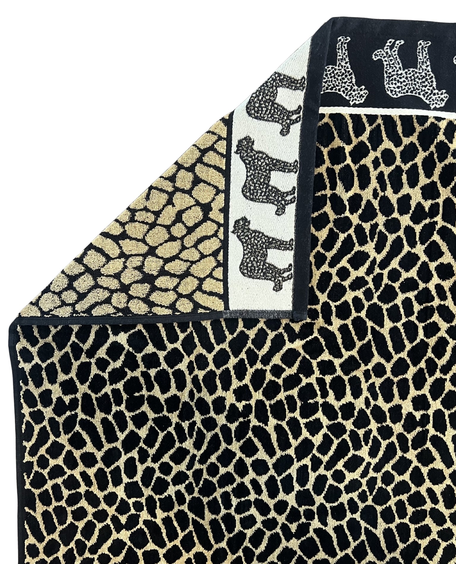 XXL Strandtuch mit braunem Leopardenmuster, Ecke und Detailansicht – Afrika Kollektion von Dolcefrotto