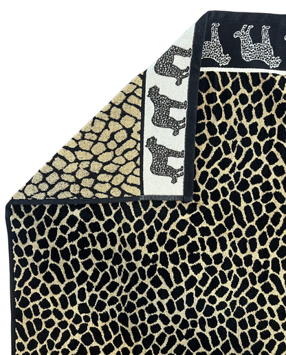 XXL Strandtuch mit braunem Leopardenmuster, Ecke und Detailansicht – Afrika Kollektion von Dolcefrotto