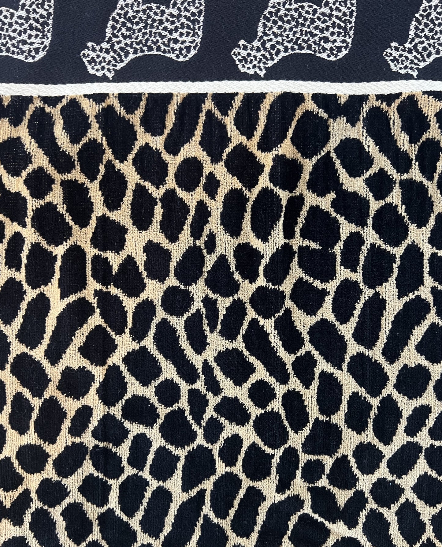 XXL Strandtuch mit braunem Leopardenmuster, Muster-Detail – Afrika Kollektion von Dolcefrotto