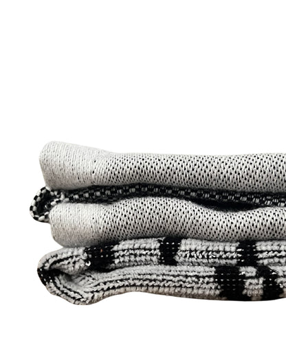 XXL Strandtuch mit schwarz-weißem Zebramuster, gefaltet – Afrika Kollektion von Dolcefrotto