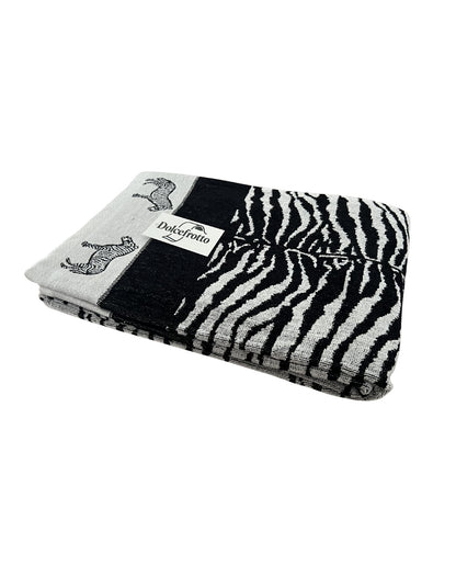 XXL Strandtuch mit schwarz-weißem Zebramuster, gefaltet mit Logo – Afrika Kollektion von Dolcefrotto