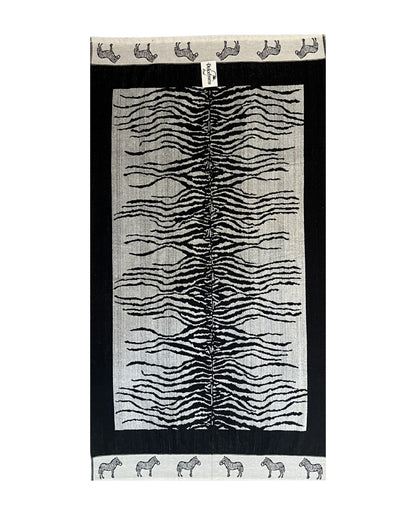 XXL Strandtuch mit schwarz-weißem Zebramuster, ausgebreitet – Afrika Kollektion von Dolcefrotto