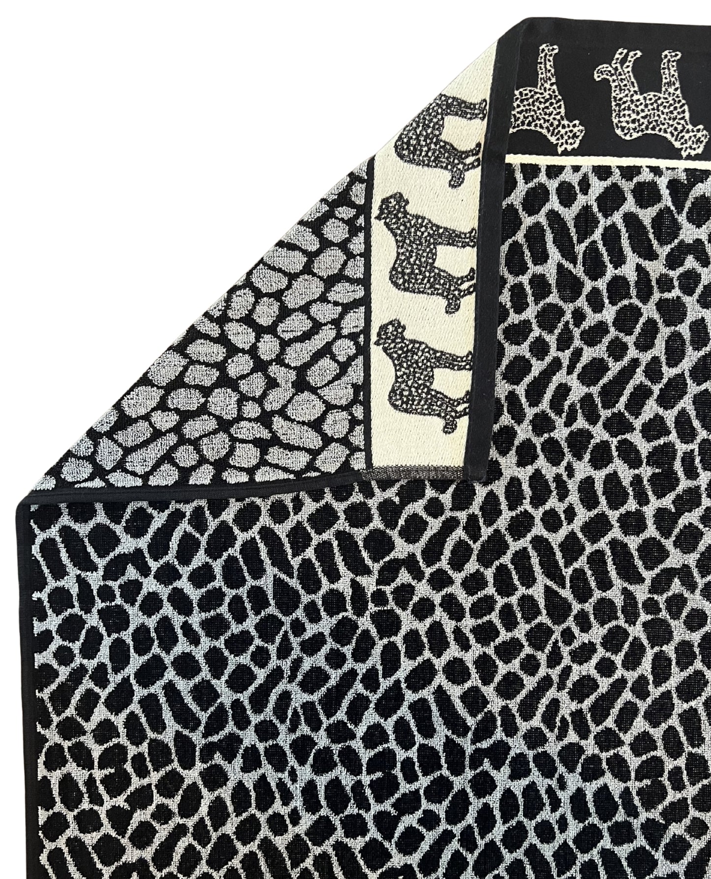 XXL Strandtuch mit grauem Leopardenmuster, Ecke und Detailansicht – Afrika Kollektion von Dolcefrotto