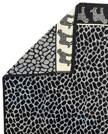 XXL Strandtuch mit grauem Leopardenmuster, Ecke und Detailansicht – Afrika Kollektion von Dolcefrotto