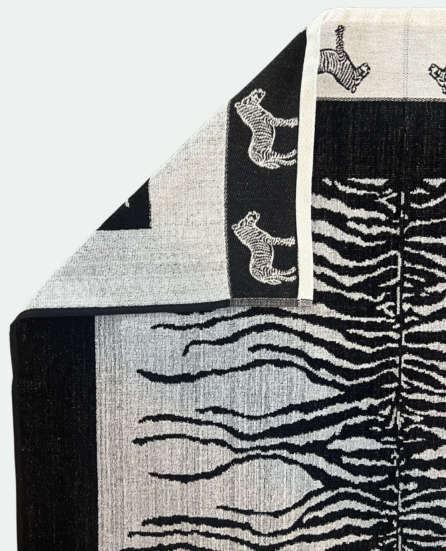 XXL Strandtuch mit schwarz-weißem Zebramuster, Ecke und Detailansicht – Afrika Kollektion von Dolcefrotto