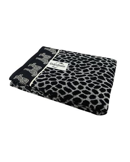 XXL Strandtuch mit grauem Leopardenmuster, gefaltet mit Logo – Afrika Kollektion von Dolcefrotto