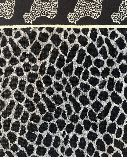 XXL Strandtuch mit grauem Leopardenmuster, Muster-Detail – Afrika Kollektion von Dolcefrotto
