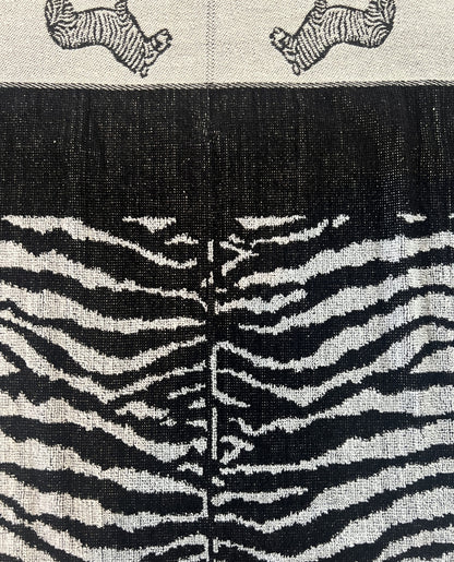 XXL Strandtuch mit schwarz-weißem Zebramuster, Muster-Detail – Afrika Kollektion von Dolcefrotto