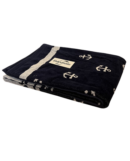 XXL Strandtuch mit maritimem Anker-Streifendesign in Blau, gefaltet mit Logo – Bahia Kollektion von Dolcefrotto