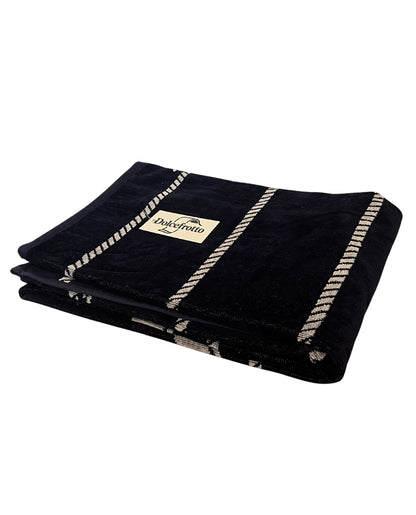 XXL Strandtuch mit maritimem Anker-Streifendesign in Navy, gefaltet mit Logo – Bahia Kollektion von Dolcefrotto