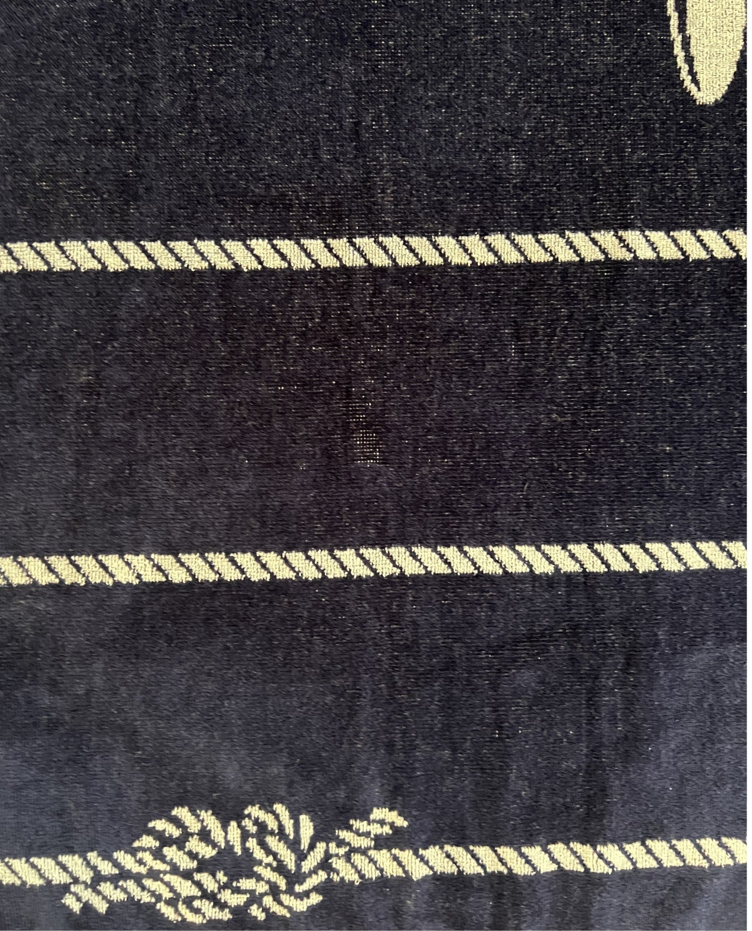 XXL Strandtuch mit maritimem Anker-Streifendesign in Navy, Muster-Detail – Bahia Kollektion von Dolcefrotto