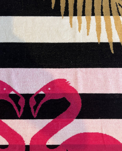 XXL Strandtuch mit Flamingo-Motiv in Schwarz-Weiß, Muster-Detail – Flamingo Gold Kollektion von Dolcefrotto