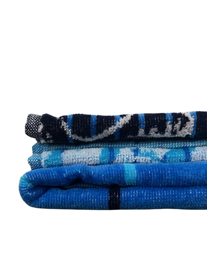 XXL Strandtuch mit maritimem Muster in Blau – Seepferdchen, Seesterne und Muscheln, gefaltet – Ischia Kollektion von Dolcefrotto