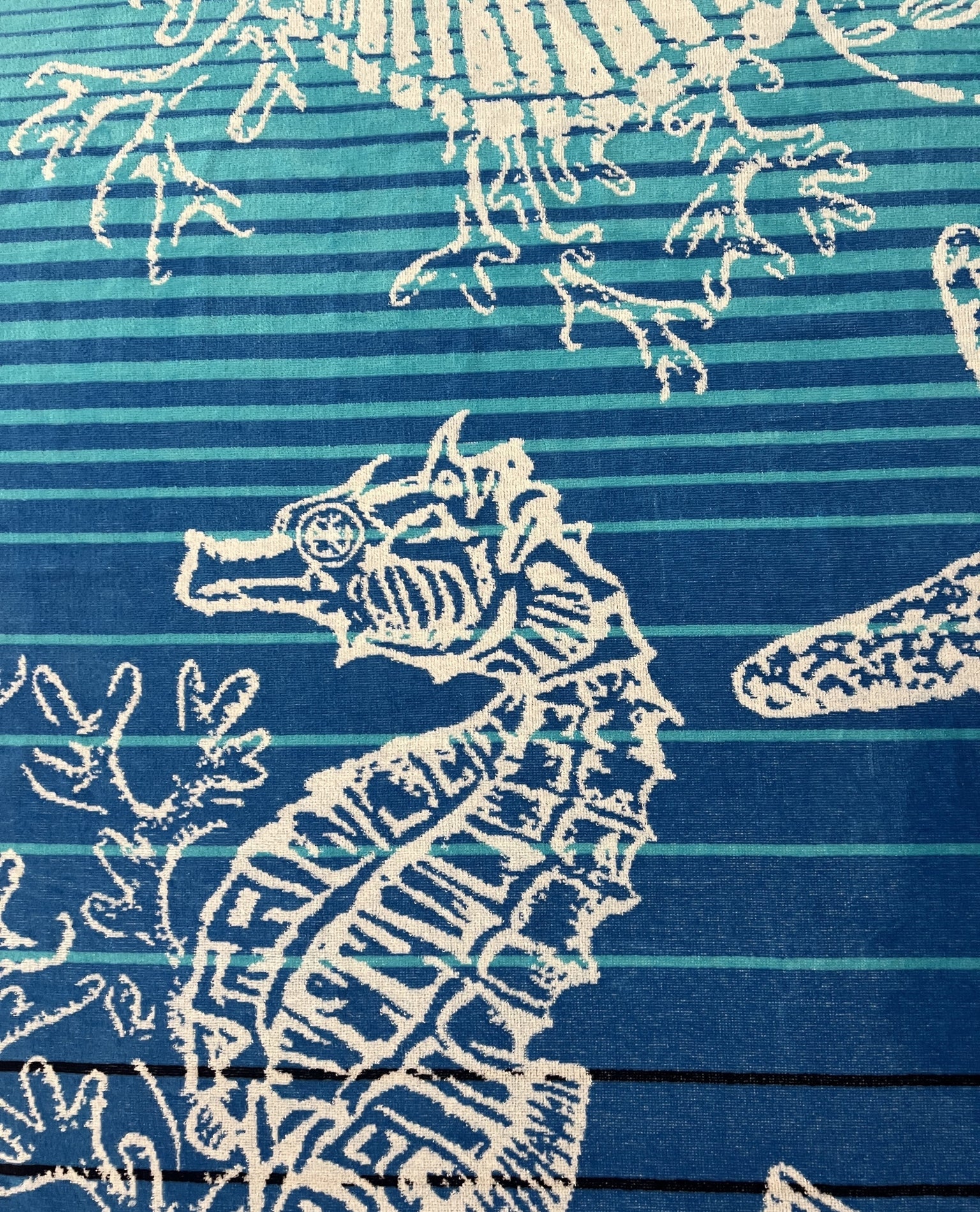 XXL Strandtuch mit maritimem Muster in Blau – Seepferdchen, Seesterne und Muscheln, Muster-Detail – Ischia Kollektion von Dolcefrotto