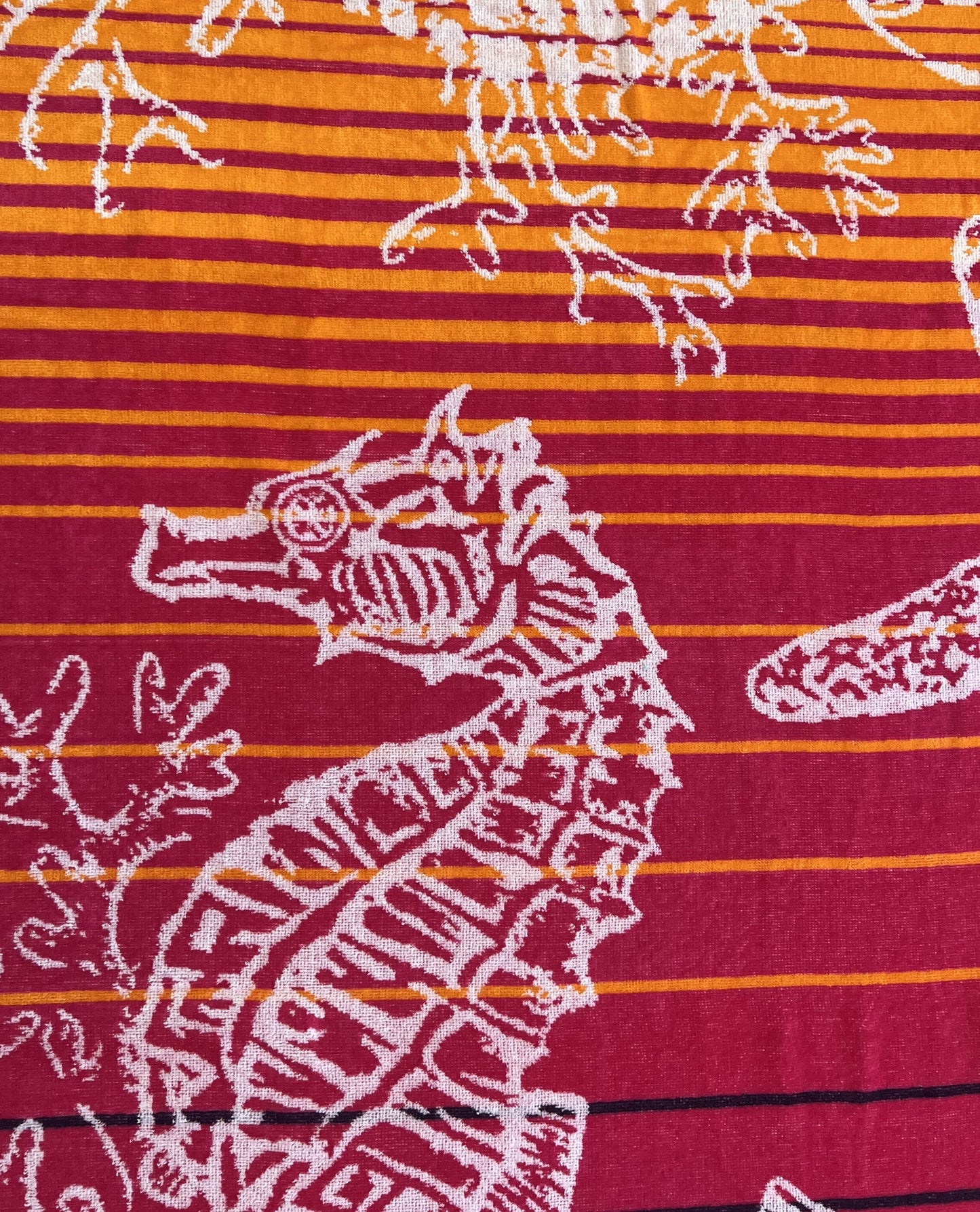 XXL Strandtuch mit maritimem Muster in Regenbogenfarben – Seepferdchen, Seesterne und Muscheln, Muster-Detail – Ischia Kollektion von Dolcefrotto