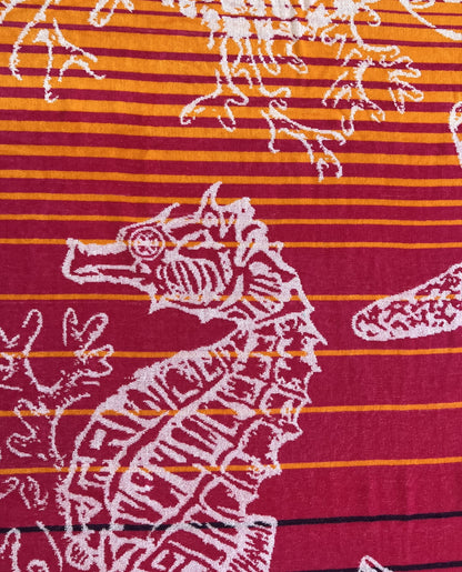 XXL Strandtuch mit maritimem Muster in Regenbogenfarben – Seepferdchen, Seesterne und Muscheln, Muster-Detail – Ischia Kollektion von Dolcefrotto