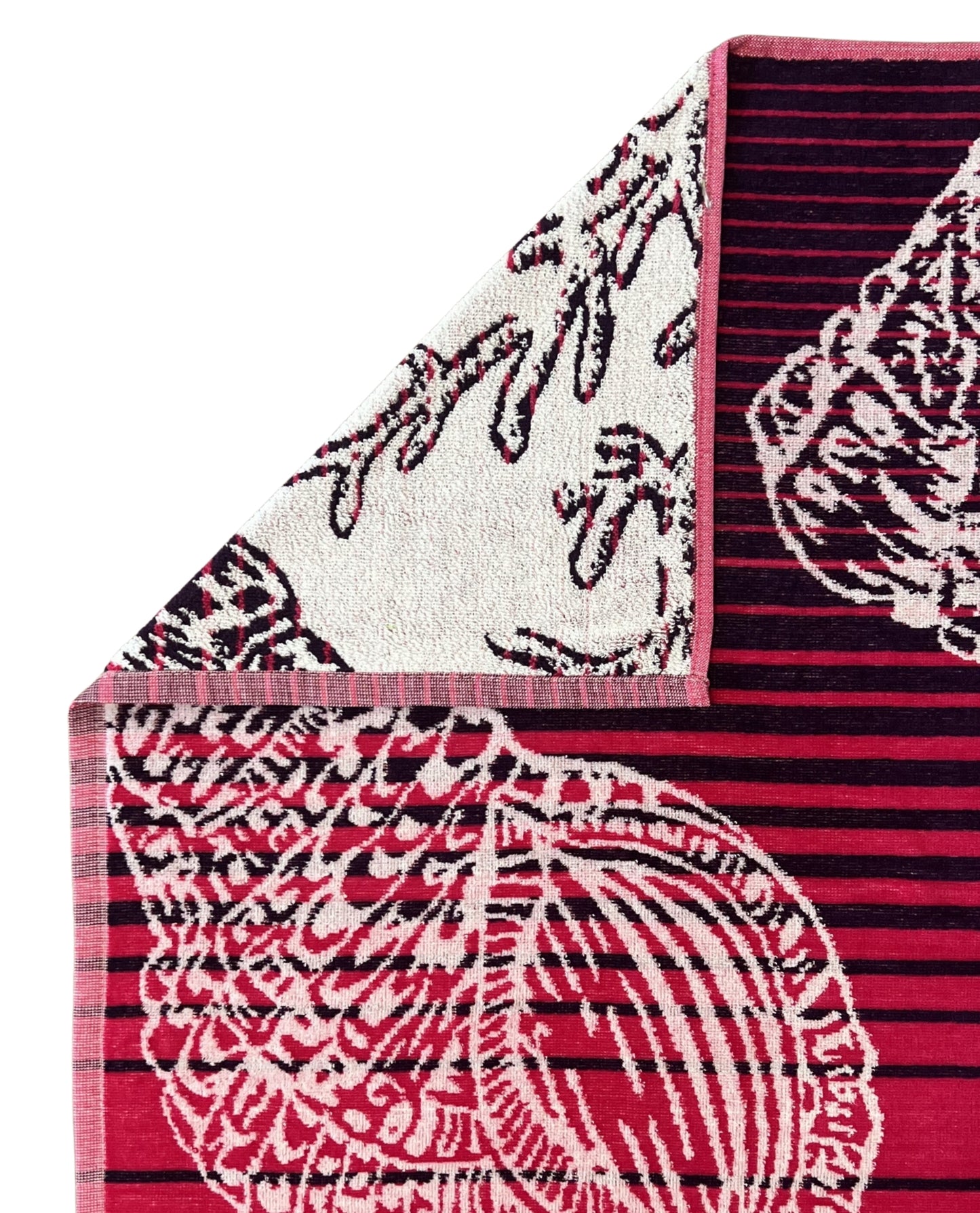 XXL Strandtuch mit maritimem Muster in Regenbogenfarben – Seepferdchen, Seesterne und Muscheln, Ecke und Detailansicht – Ischia Kollektion von Dolcefrotto