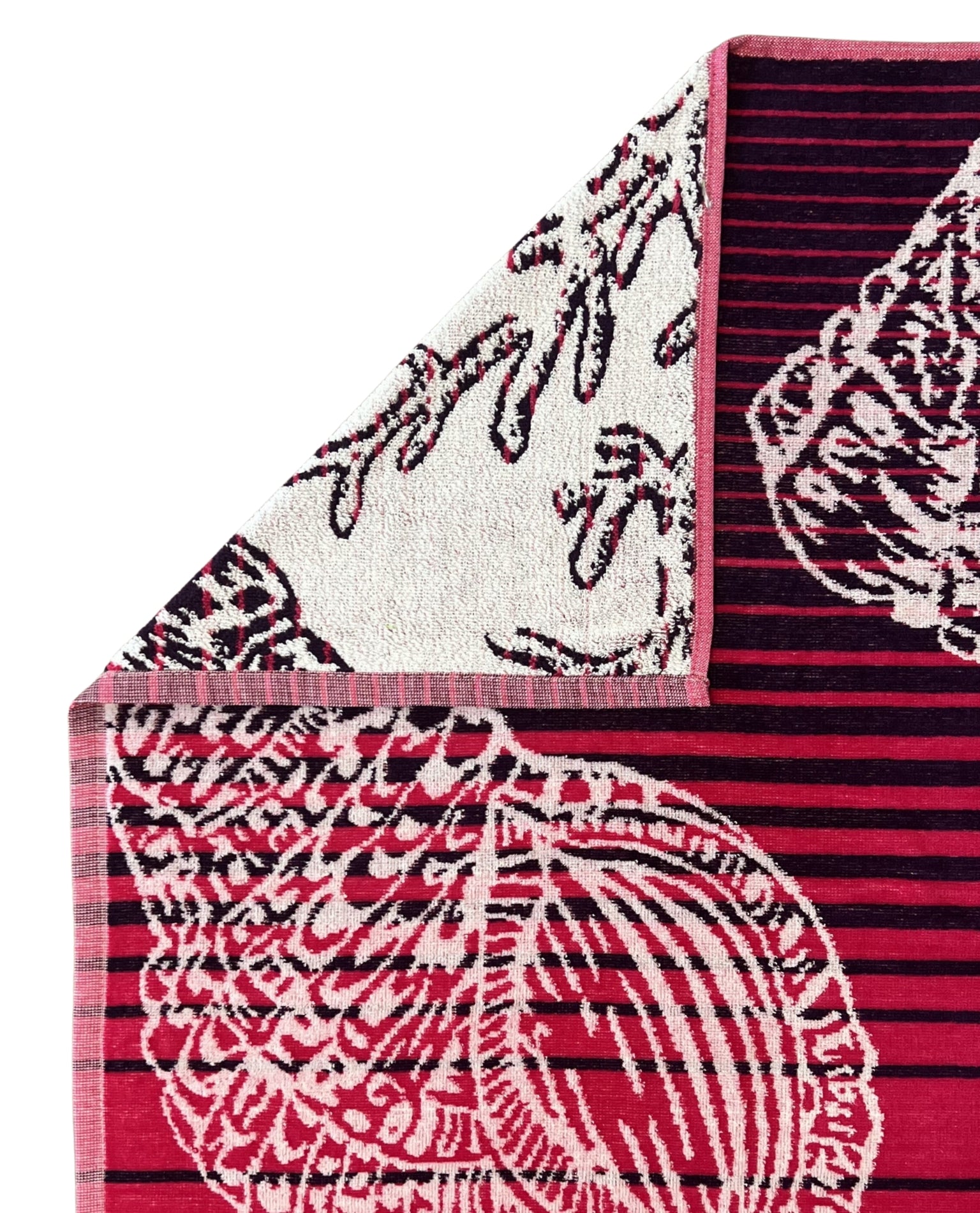 XXL Strandtuch mit maritimem Muster in Regenbogenfarben – Seepferdchen, Seesterne und Muscheln, Ecke und Detailansicht – Ischia Kollektion von Dolcefrotto