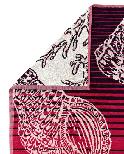 XXL Strandtuch mit maritimem Muster in Regenbogenfarben – Seepferdchen, Seesterne und Muscheln, Ecke und Detailansicht – Ischia Kollektion von Dolcefrotto