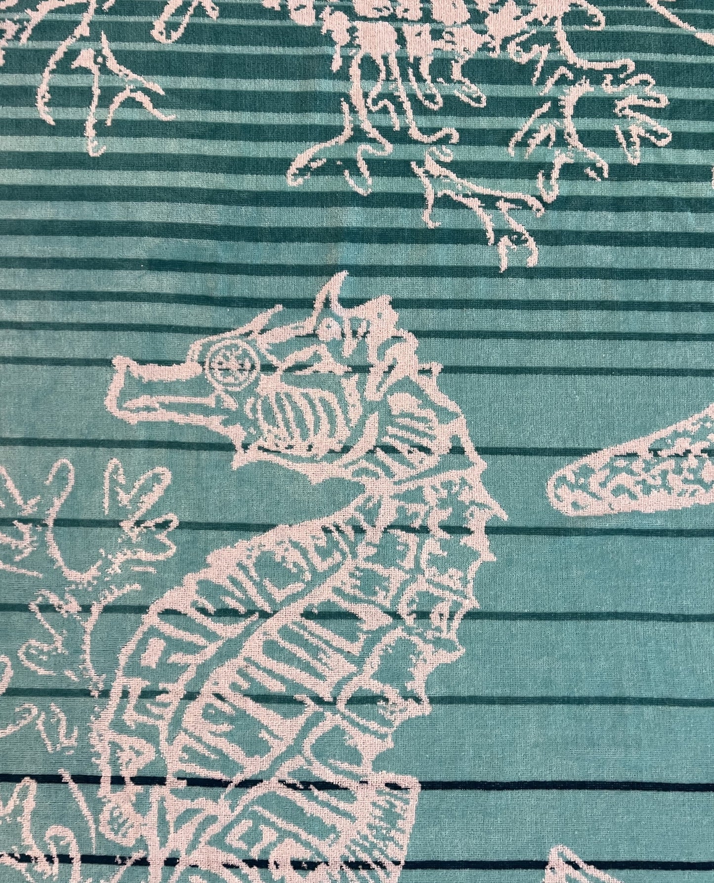 XXL Strandtuch mit maritimem Muster in Türkis – Seepferdchen, Seesterne und Muscheln, Muster-Detail – Ischia Kollektion von Dolcefrotto
