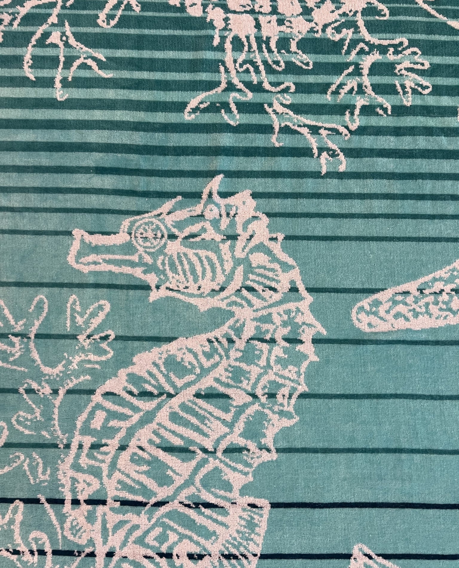 XXL Strandtuch mit maritimem Muster in Türkis – Seepferdchen, Seesterne und Muscheln, Muster-Detail – Ischia Kollektion von Dolcefrotto