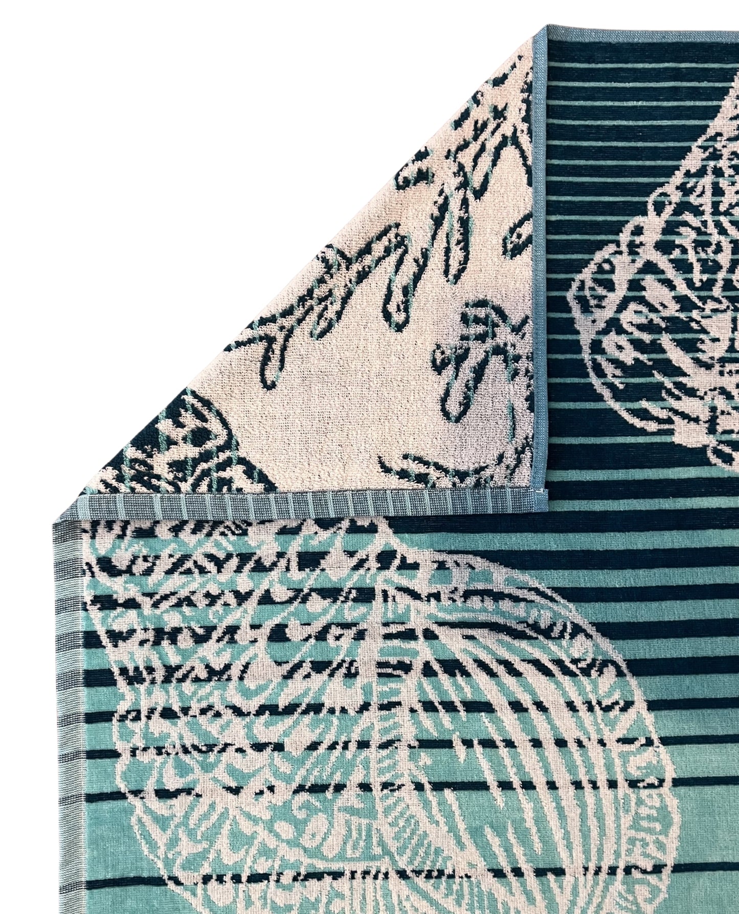 XXL Strandtuch mit maritimem Muster in Türkis – Seepferdchen, Seesterne und Muscheln, Ecke und Detailansicht – Ischia Kollektion von Dolcefrotto