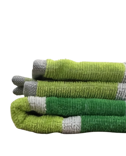 XXL Strandtuch mit leuchtenden Streifen in Blau-Grün, gefaltet – Mirage Kollektion von Dolcefrotto