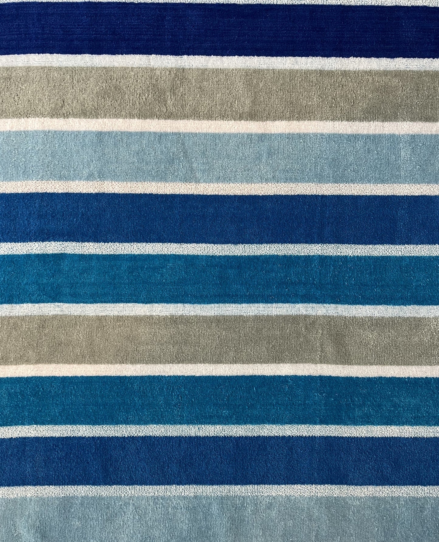 XXL Strandtuch mit leuchtenden Streifen in Türkis, Muster-Detail – Mirage Kollektion von Dolcefrotto