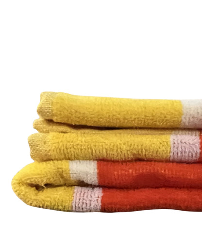 XXL Strandtuch mit leuchtenden Streifen in Rot, gefaltet – Mirage Kollektion von Dolcefrotto