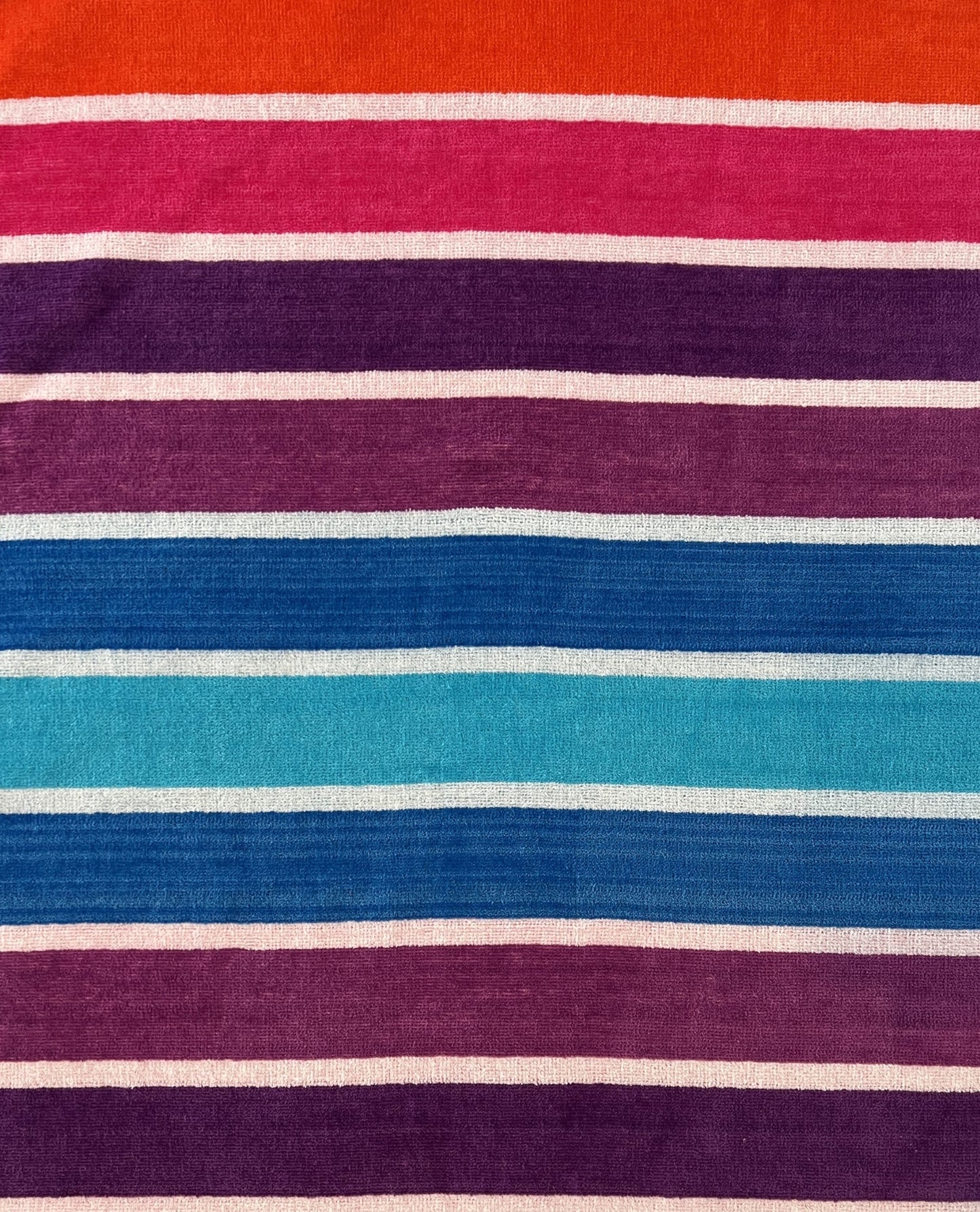 XXL Strandtuch mit leuchtenden Streifen in Rot, Muster-Detail – Mirage Kollektion von Dolcefrotto