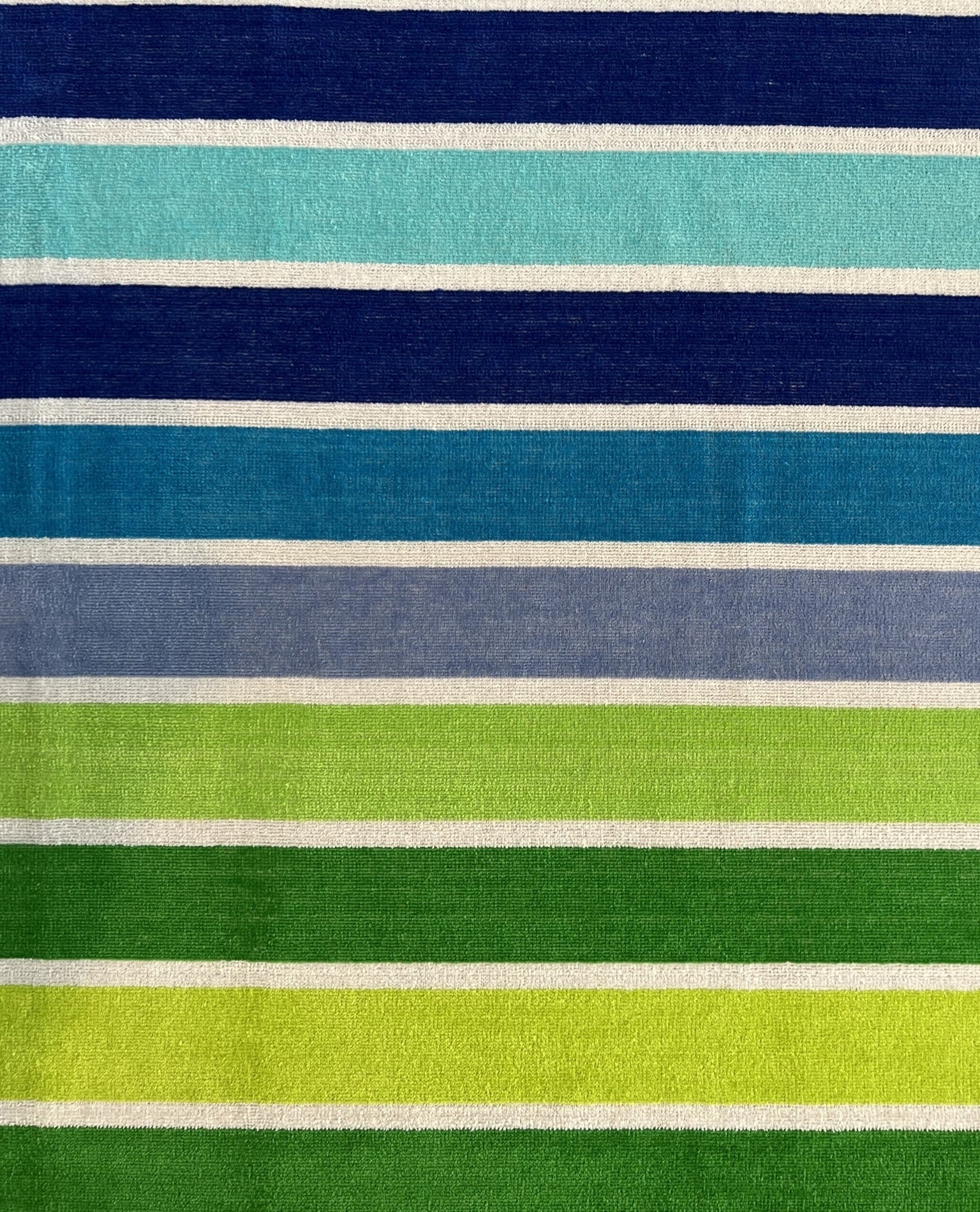 XXL Strandtuch mit leuchtenden Streifen in Blau-Grün, Muster-Detail – Mirage Kollektion von Dolcefrotto