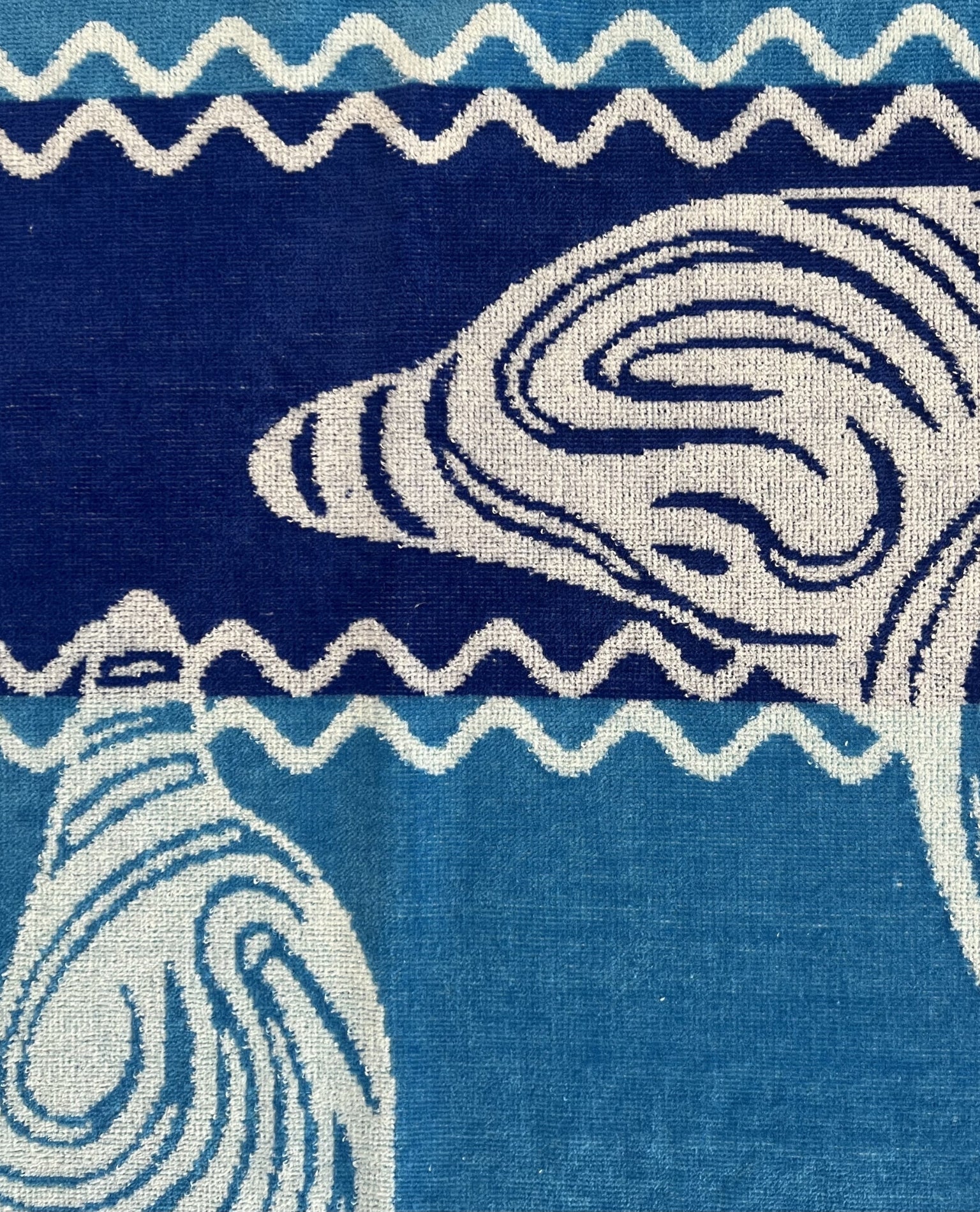XXL Strandtuch mit Delfin- und Streifendesign in Navy, Muster-Detail – Pantelleria Kollektion von Dolcefrotto