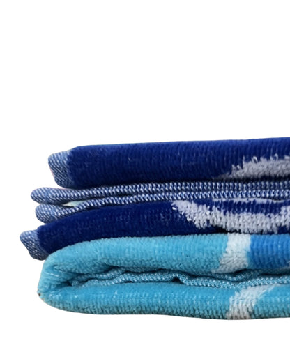 XXL Strandtuch mit Delfin- und Streifendesign in Navy, gefaltet – Pantelleria Kollektion von Dolcefrotto