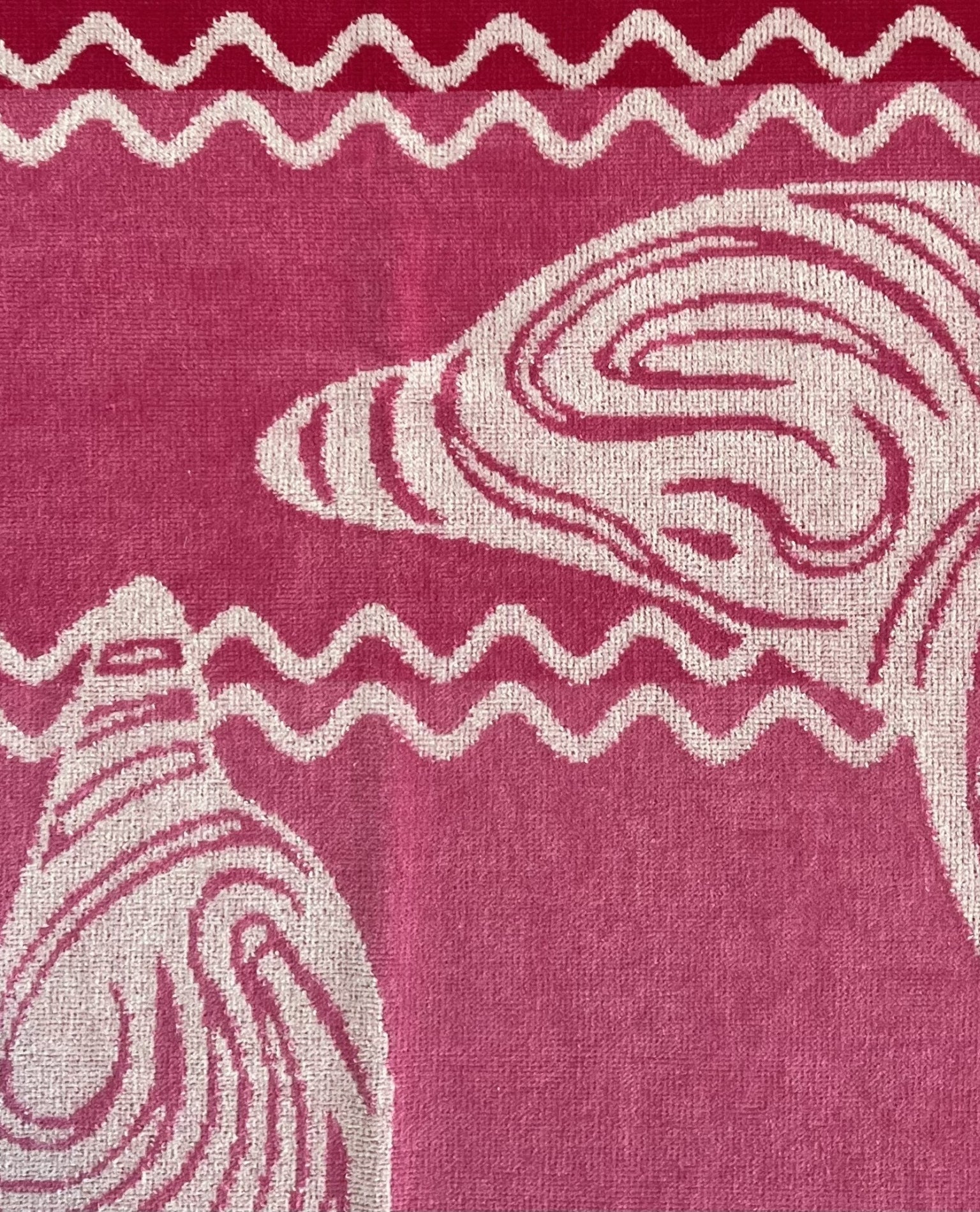 XXL Strandtuch mit Delfin- und Streifendesign in Pink, Muster-Detail – Pantelleria Kollektion von Dolcefrotto