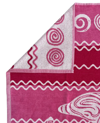 XXL Strandtuch mit Delfin- und Streifendesign in Pink, Ecke und Detailansicht – Pantelleria Kollektion von Dolcefrotto