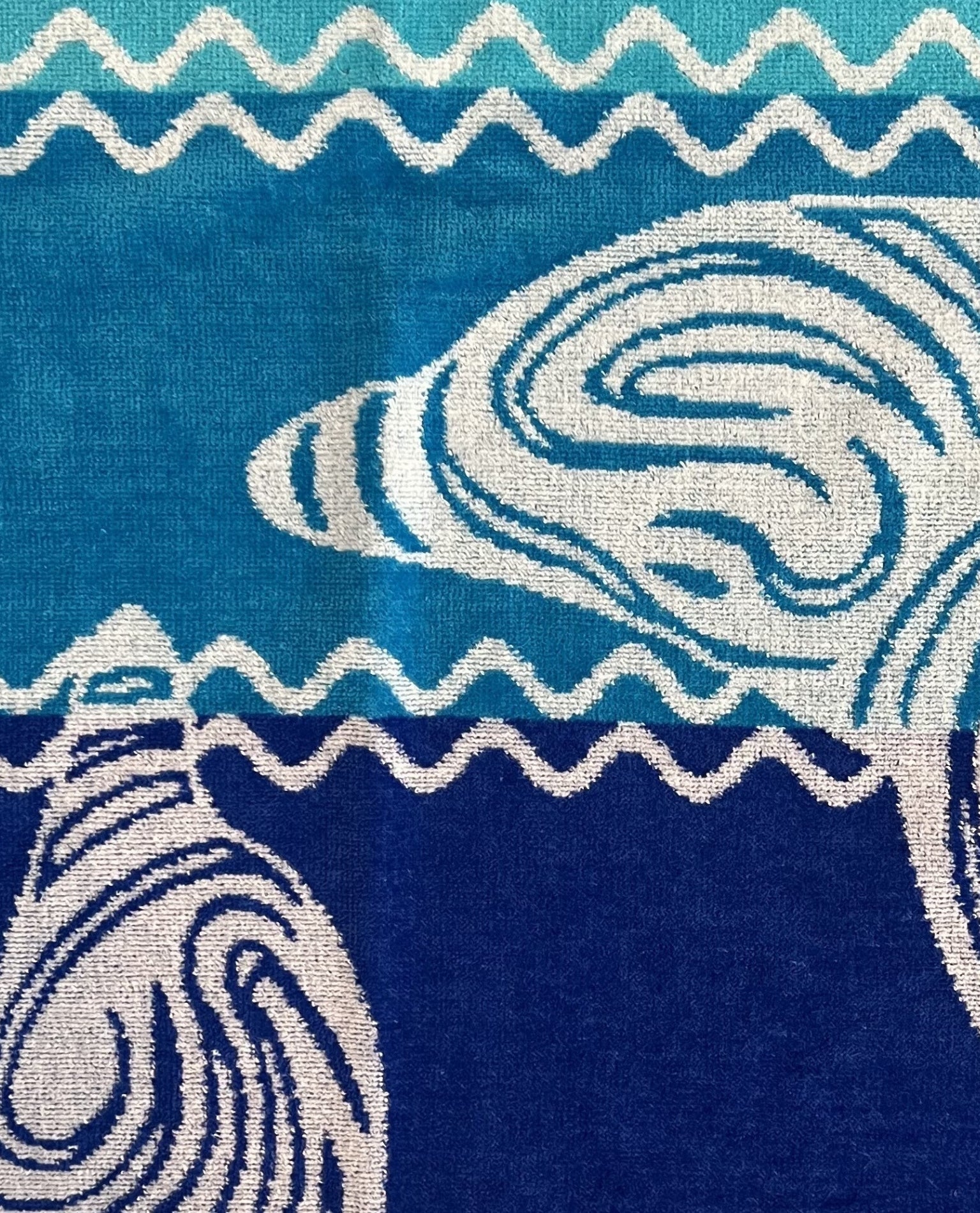 XXL Strandtuch mit Delfin- und Streifendesign in Regenbogenfarben, Muster-Detail – Pantelleria Kollektion von Dolcefrotto