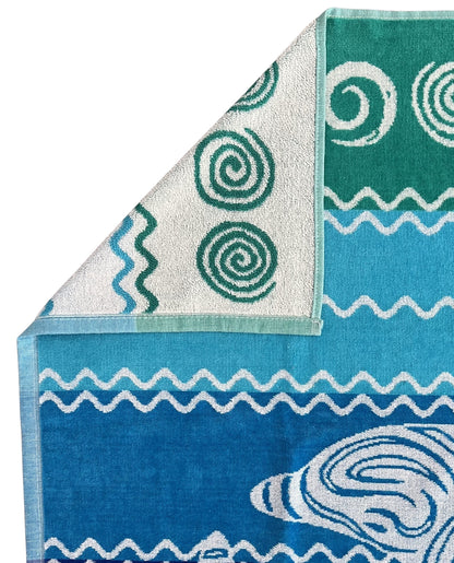 XXL Strandtuch mit Delfin- und Streifendesign in Regenbogenfarben, Ecke und Detailansicht – Pantelleria Kollektion von Dolcefrotto