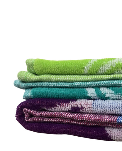 XXL Strandtuch mit Delfin- und Streifendesign in Regenbogenfarben, gefaltet – Pantelleria Kollektion von Dolcefrotto