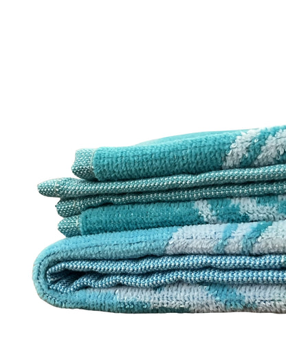 XXL Strandtuch mit Delfin- und Streifendesign in Türkis, gefaltet – Pantelleria Kollektion von Dolcefrotto