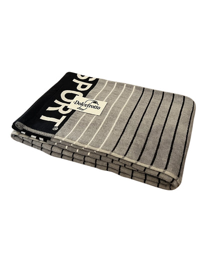 XXL Strandtuch mit sportlichem Schriftzug in Grau, gefaltet mit Logo – Sport Kollektion von Dolcefrotto