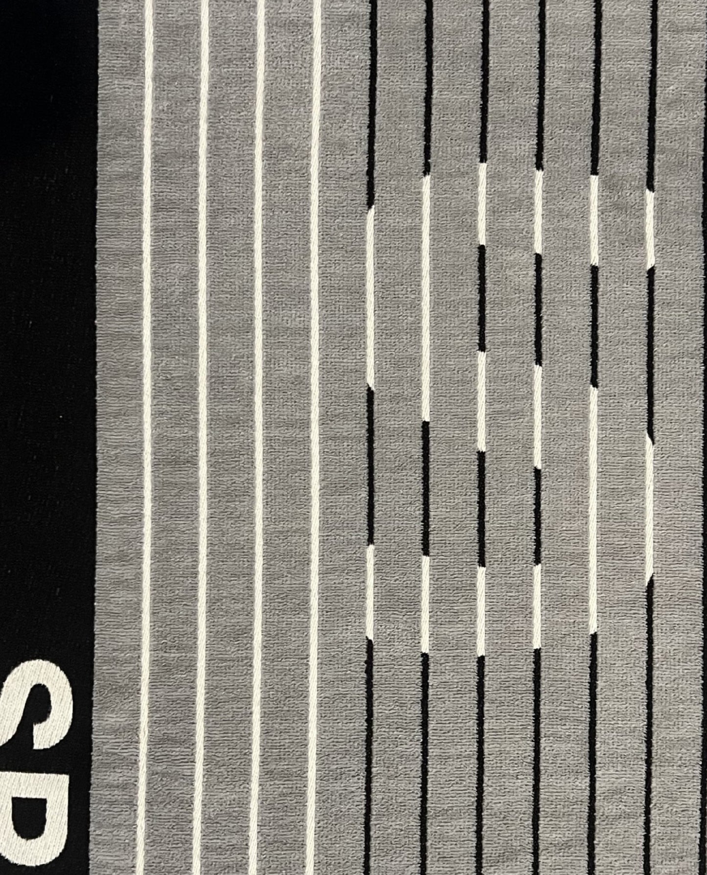 XXL Strandtuch mit sportlichem Schriftzug in Grau, Muster-Detail – Sport Kollektion von Dolcefrotto