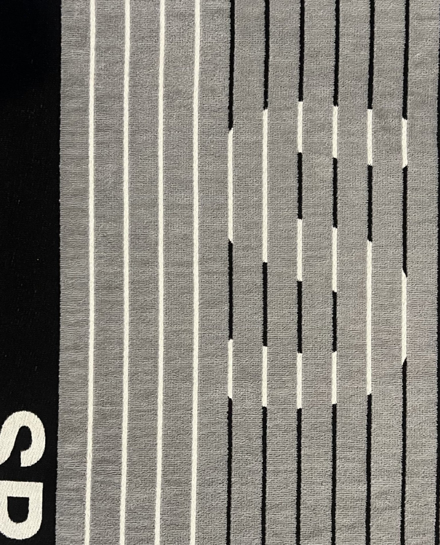 XXL Strandtuch mit sportlichem Schriftzug in Grau, Muster-Detail – Sport Kollektion von Dolcefrotto