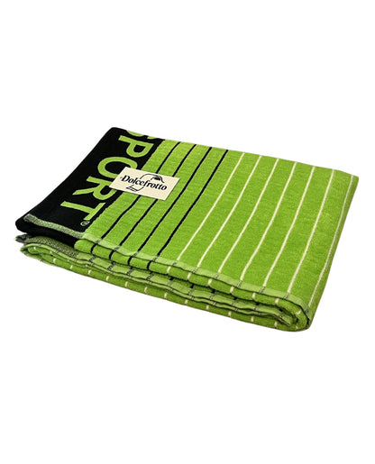 XXL Strandtuch mit sportlichem Schriftzug in Grün, gefaltet mit Logo – Sport Kollektion von Dolcefrotto