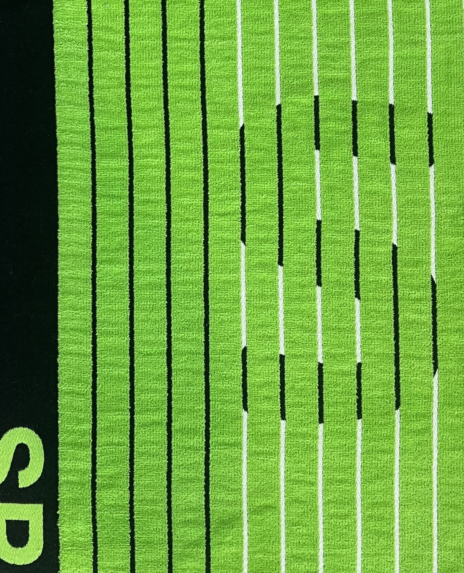 XXL Strandtuch mit sportlichem Schriftzug in Grün, Muster-Detail – Sport Kollektion von Dolcefrotto