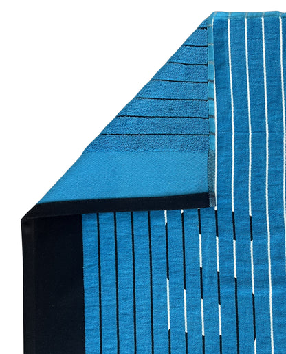 XXL Strandtuch mit sportlichem Schriftzug in Hellblau, Ecke und Detailansicht – Sport Kollektion von Dolcefrotto