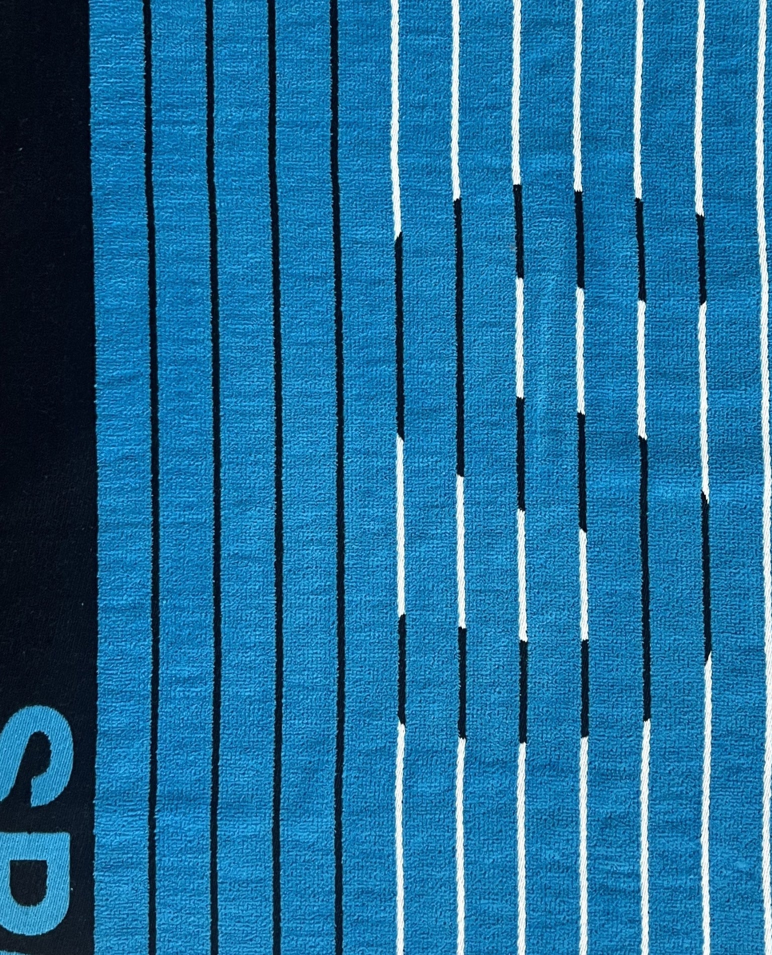 XXL Strandtuch mit sportlichem Schriftzug in Hellblau, Muster-Detail – Sport Kollektion von Dolcefrotto