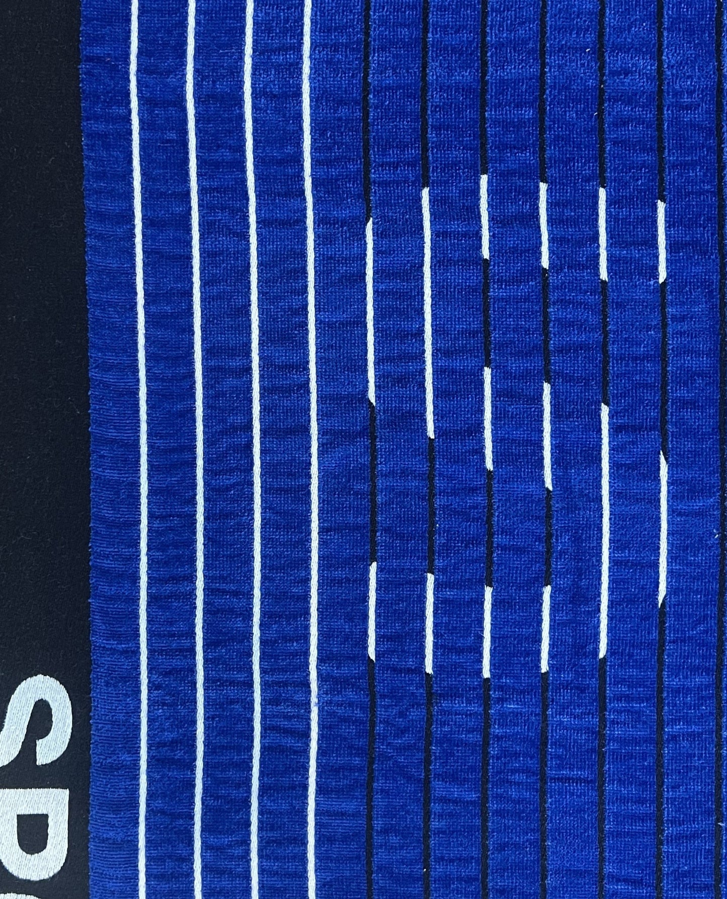 XXL Strandtuch mit sportlichem Schriftzug in Navy, Muster-Detail – Sport Kollektion von Dolcefrotto