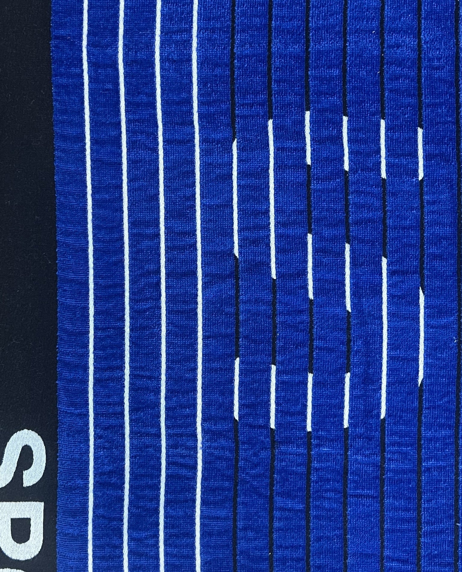 XXL Strandtuch mit sportlichem Schriftzug in Navy, Muster-Detail – Sport Kollektion von Dolcefrotto