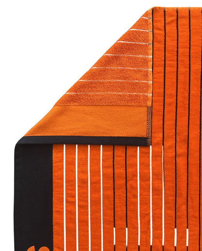 XXL Strandtuch mit sportlichem Schriftzug in Orange, Ecke und Detailansicht – Sport Kollektion von Dolcefrotto