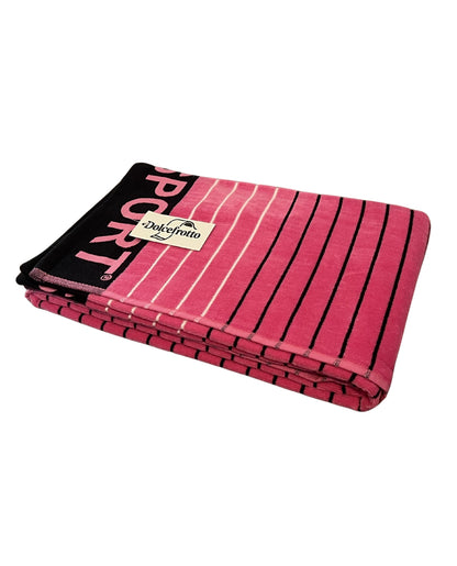 XXL Strandtuch mit sportlichem Schriftzug in Pink, gefaltet mit Logo – Sport Kollektion von Dolcefrotto